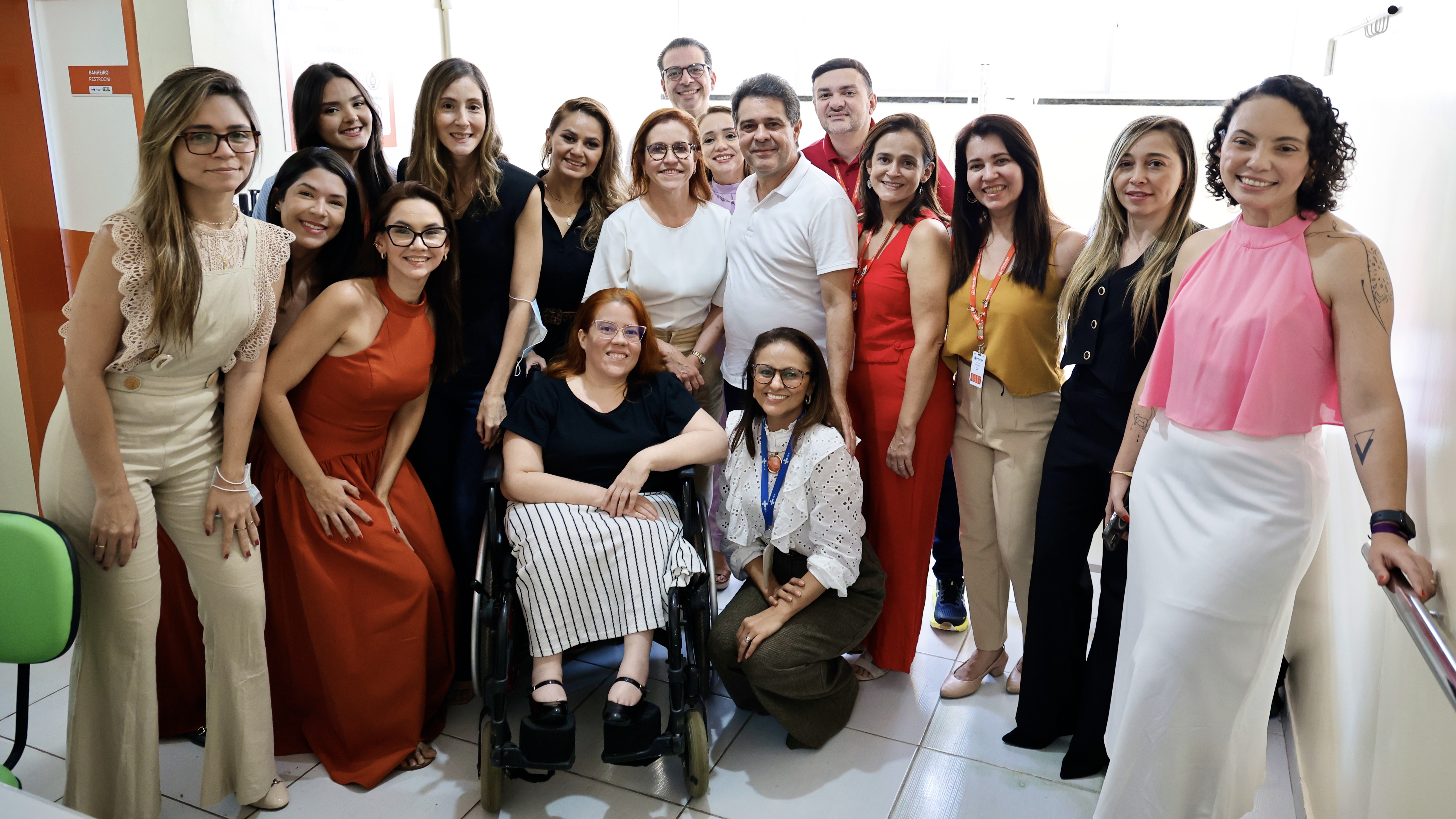 grupo de pessoas posa para a foto